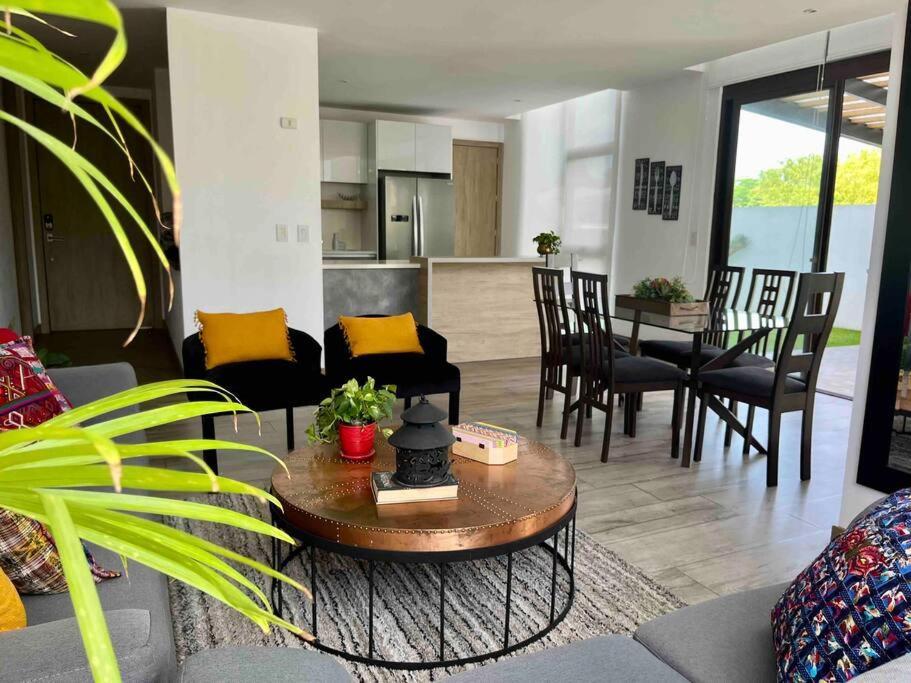 Dn2a-great Location With Patio And Pool Apartment